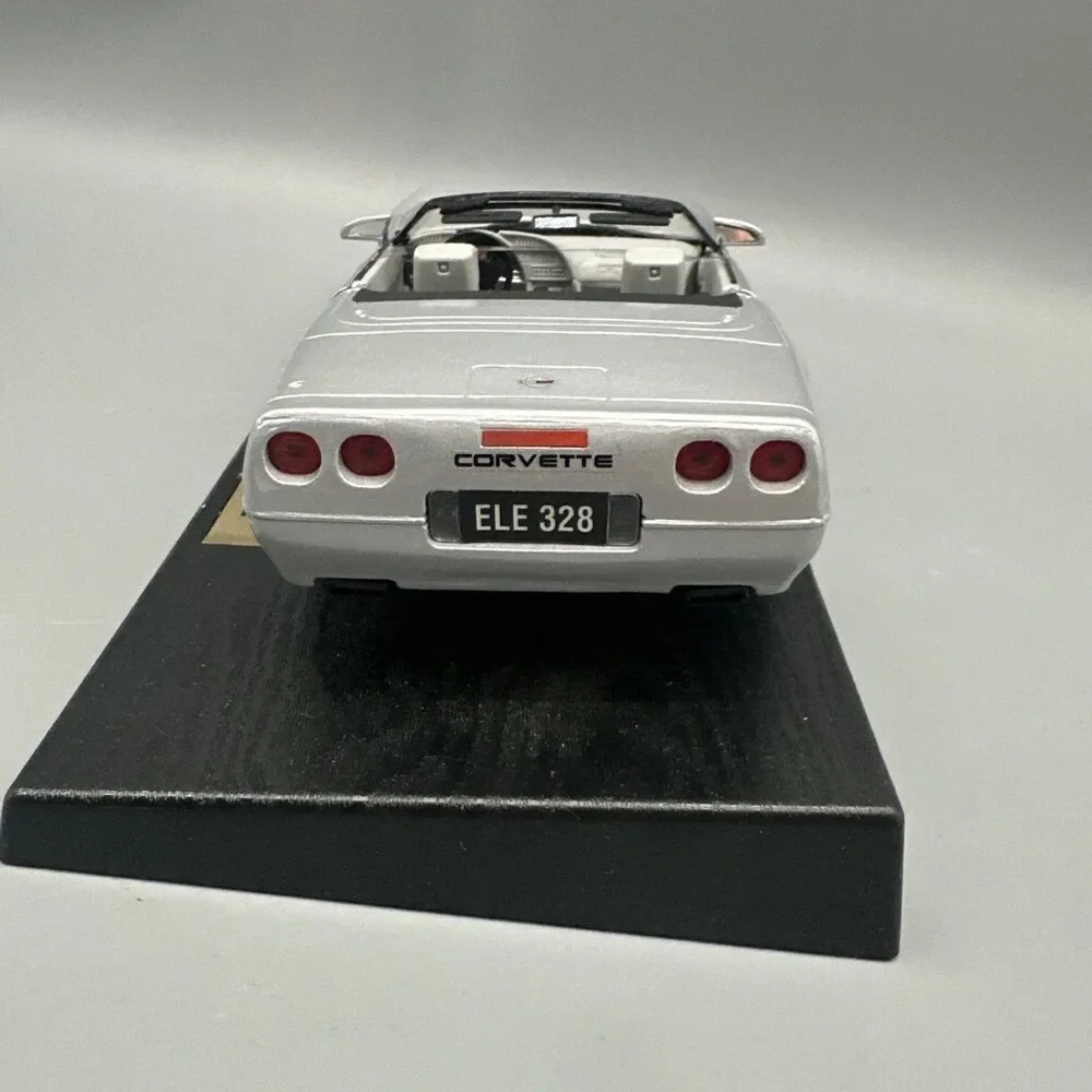 Maisto 1996 Corvette Convertible in Silver 1/18 Scale Die Cast Model
